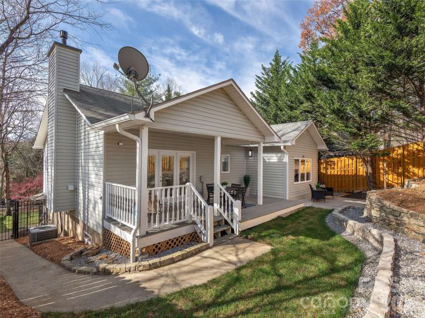 17 Lake Avenue, Black Mountain, NC 28711.  MLS# CAR4324446, YatesRealty ID 50666. 