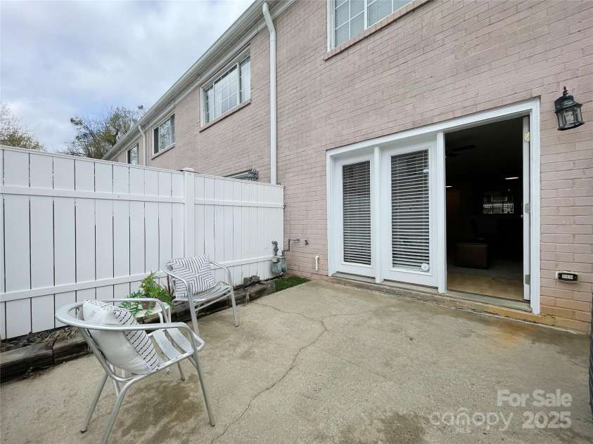 1230 Green Oaks Lane, Charlotte, NC 28205.  MLS# CAR4238666, YatesRealty ID 5067. 