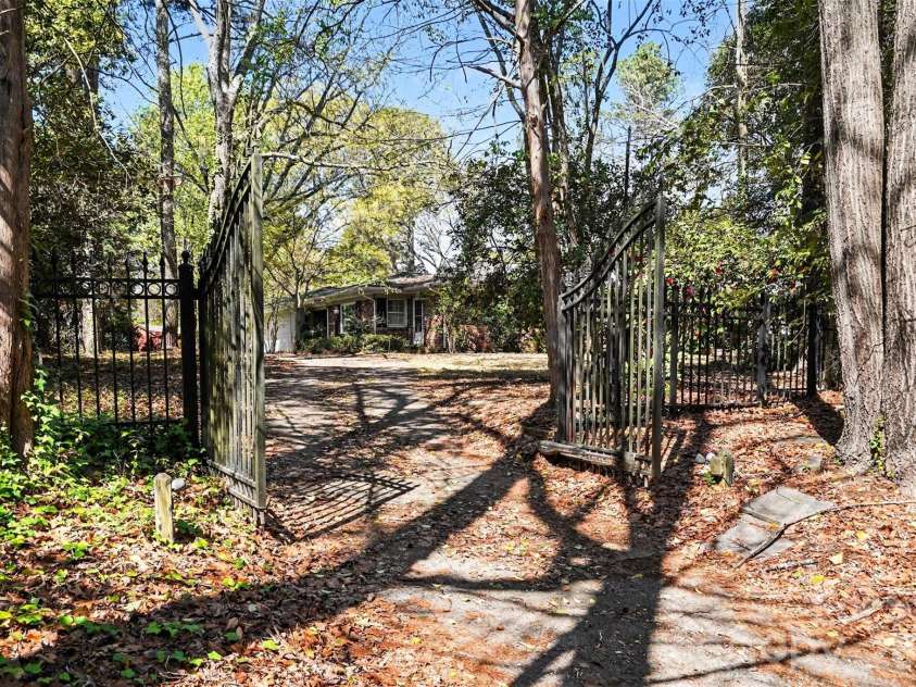7600 Park Road, Charlotte, NC 28210.  MLS# CAR4358025, YatesRealty ID 5067. 