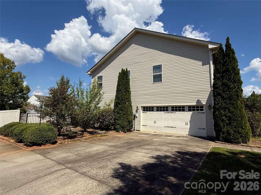 105 Jobe Drive, Statesville, NC 28677.  MLS# CAR4424040, YatesRealty ID 50672. 