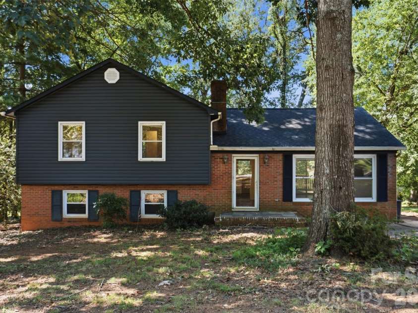 609 Old Farm Road, Statesville, NC 28625.  MLS# CAR4424264, YatesRealty ID 50680. 