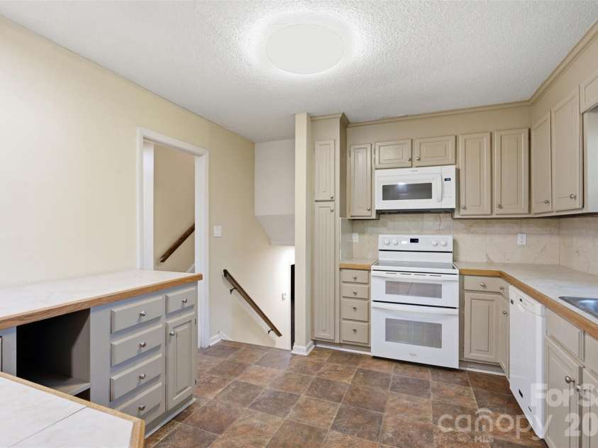 609 Old Farm Road, Statesville, NC 28625.  MLS# CAR4424264, YatesRealty ID 50680. 