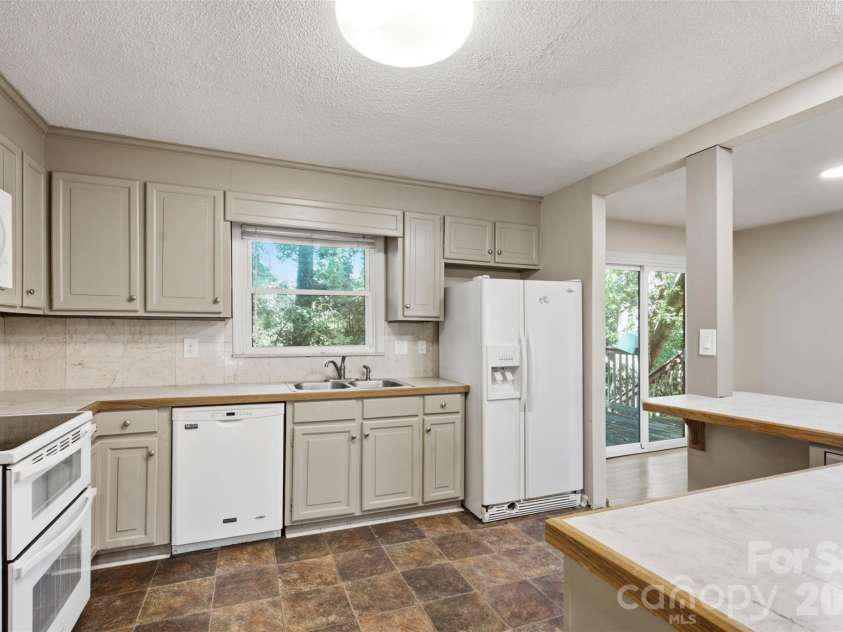 609 Old Farm Road, Statesville, NC 28625.  MLS# CAR4424264, YatesRealty ID 50680. 