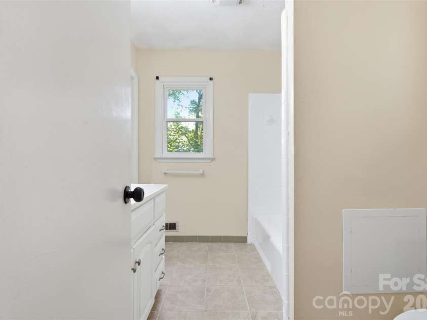 609 Old Farm Road, Statesville, NC 28625.  MLS# CAR4424264, YatesRealty ID 50680. 