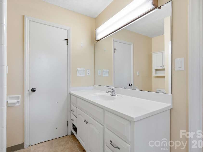 609 Old Farm Road, Statesville, NC 28625.  MLS# CAR4424264, YatesRealty ID 50680. 