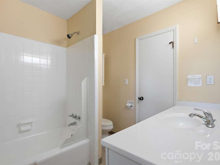 609 Old Farm Road, Statesville, NC 28625.  MLS# CAR4424264, YatesRealty ID 50680. 