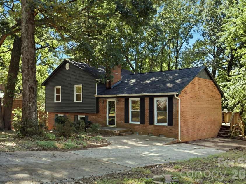 609 Old Farm Road, Statesville, NC 28625.  MLS# CAR4424264, YatesRealty ID 50680. 