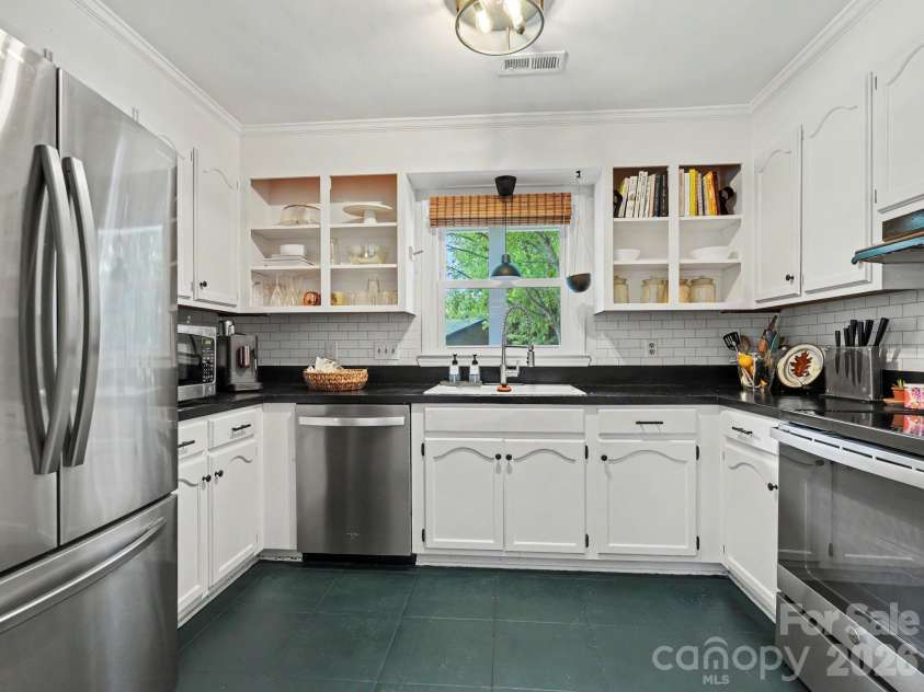 7239 Lockmont Drive, Charlotte, NC 28212.  MLS# CAR4424249, YatesRealty ID 50685. 