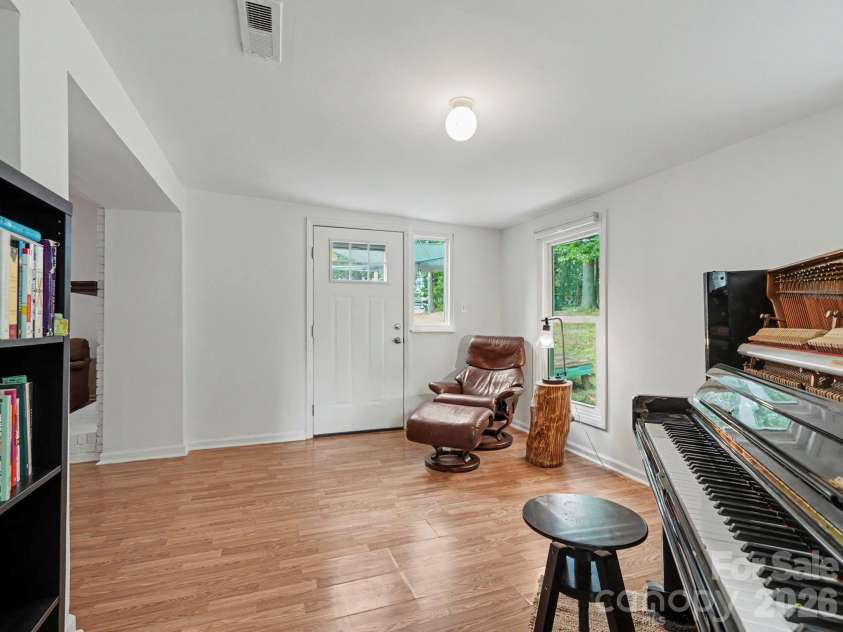 7239 Lockmont Drive, Charlotte, NC 28212.  MLS# CAR4424249, YatesRealty ID 50685. 