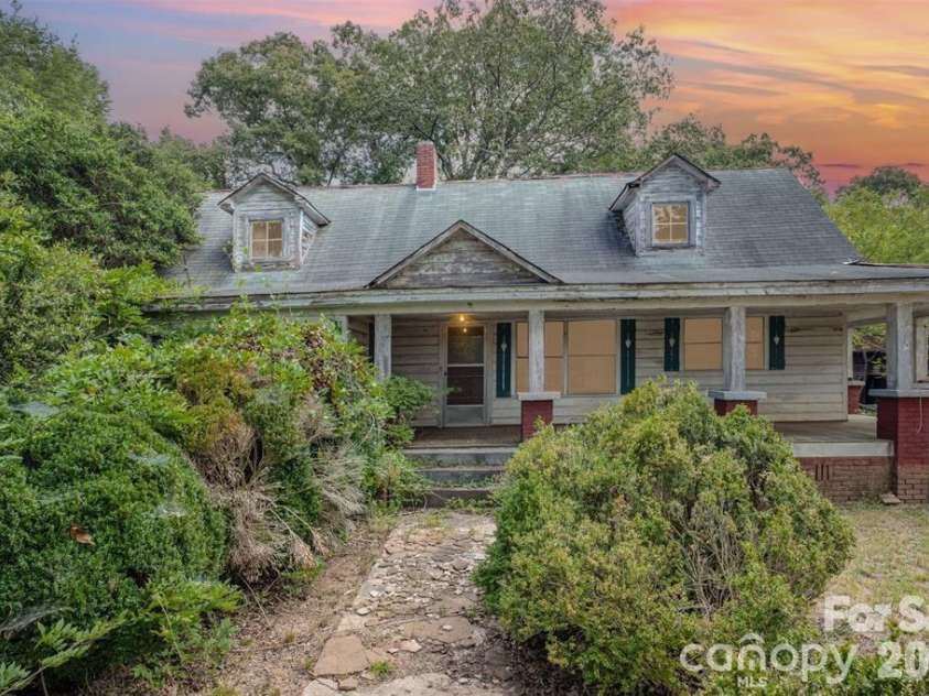 2412 Daves Drive, Shelby, NC 28150.  MLS# CAR4360089, YatesRealty ID 50688. 