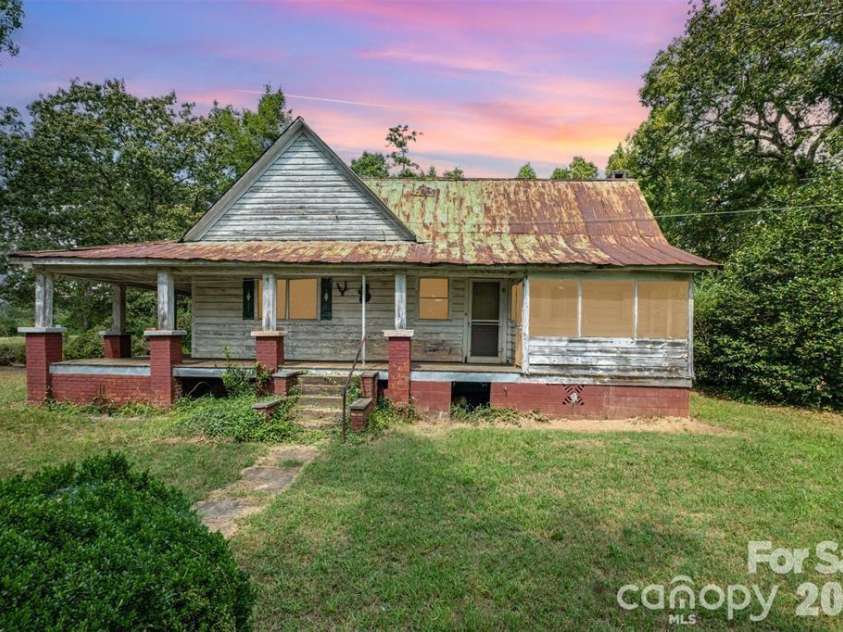 2412 Daves Drive, Shelby, NC 28150.  MLS# CAR4360089, YatesRealty ID 50688. 