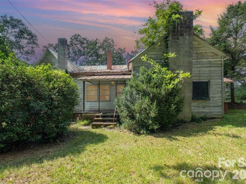 2412 Daves Drive, Shelby, NC 28150.  MLS# CAR4360089, YatesRealty ID 50688. 