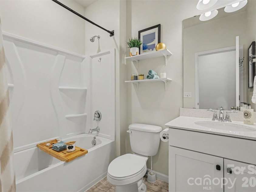 712 Henderson Valley Way, Belmont, NC 28012.  MLS# CAR4423480, YatesRealty ID 50693. Full bath upstairs with tile flooring