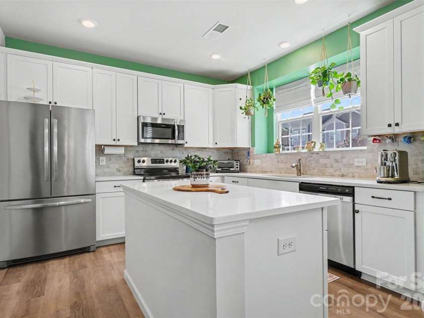 712 Henderson Valley Way, Belmont, NC 28012.  MLS# CAR4423480, YatesRealty ID 50693. Open kitchen with quartz counters and stainless appliances