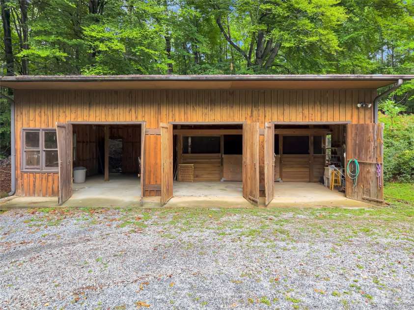 989 Fox Mountain Road, Columbus, NC 28722.  MLS# CAR4423345, YatesRealty ID 50694. 