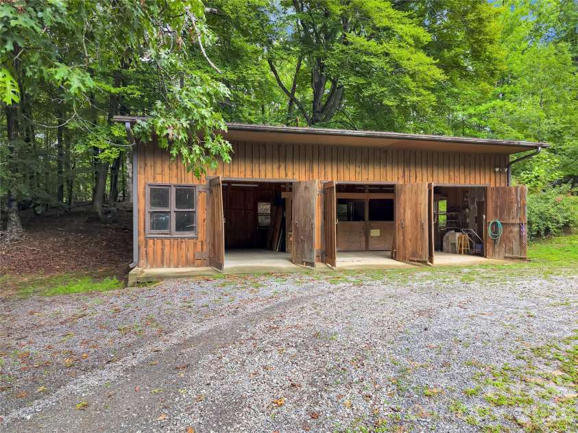 989 Fox Mountain Road, Columbus, NC 28722.  MLS# CAR4423345, YatesRealty ID 50694. 