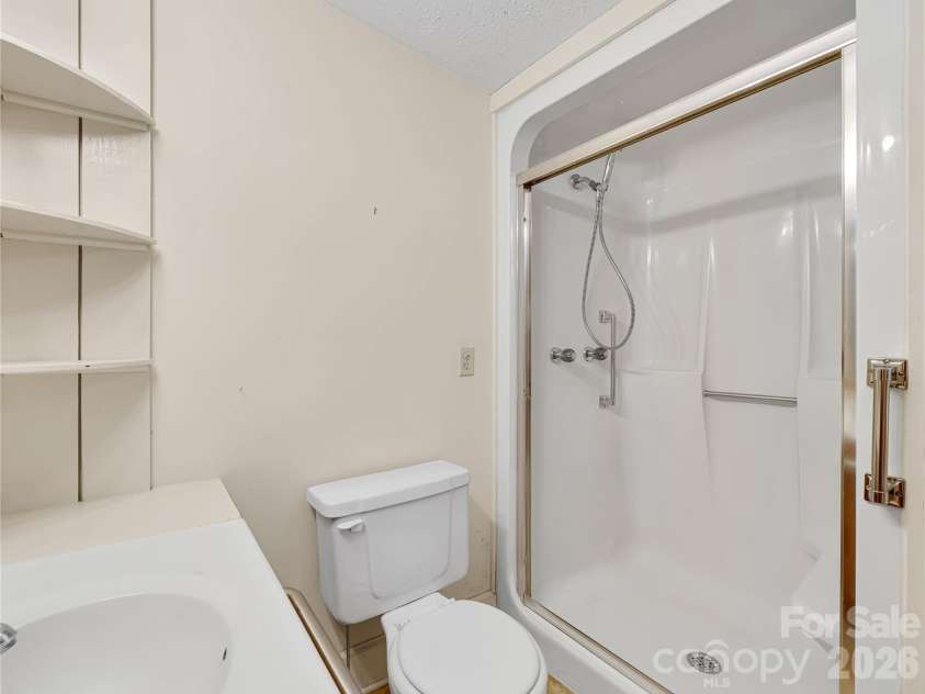 989 Fox Mountain Road, Columbus, NC 28722.  MLS# CAR4423345, YatesRealty ID 50694. Second full bath.