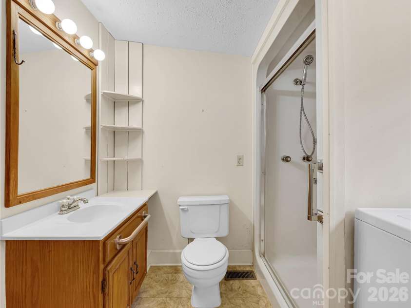 989 Fox Mountain Road, Columbus, NC 28722.  MLS# CAR4423345, YatesRealty ID 50694. Second full bath off of back bedroom.
