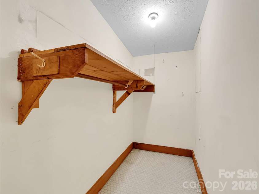 989 Fox Mountain Road, Columbus, NC 28722.  MLS# CAR4423345, YatesRealty ID 50694. Walk in closet