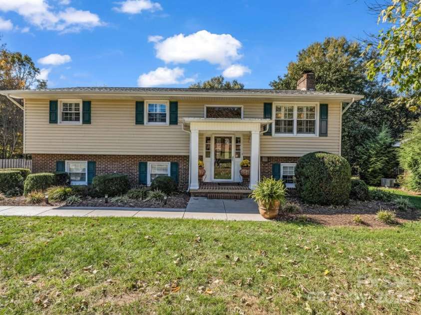 2340 24th Avenue, Hickory, NC 28601.  MLS# CAR4314509, YatesRealty ID 507. 