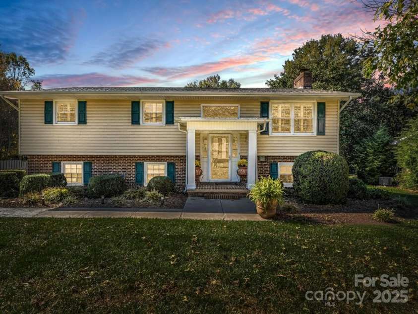 2340 24th Avenue, Hickory, NC 28601.  MLS# CAR4314509, YatesRealty ID 507. 