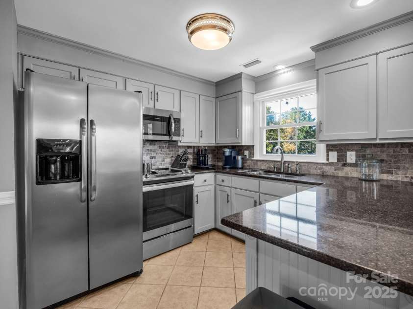 2340 24th Avenue, Hickory, NC 28601.  MLS# CAR4314509, YatesRealty ID 507. 