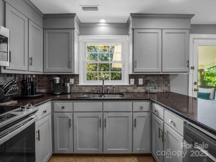 2340 24th Avenue, Hickory, NC 28601.  MLS# CAR4314509, YatesRealty ID 507. 