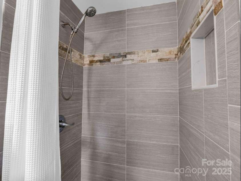 2340 24th Avenue, Hickory, NC 28601.  MLS# CAR4314509, YatesRealty ID 507. 