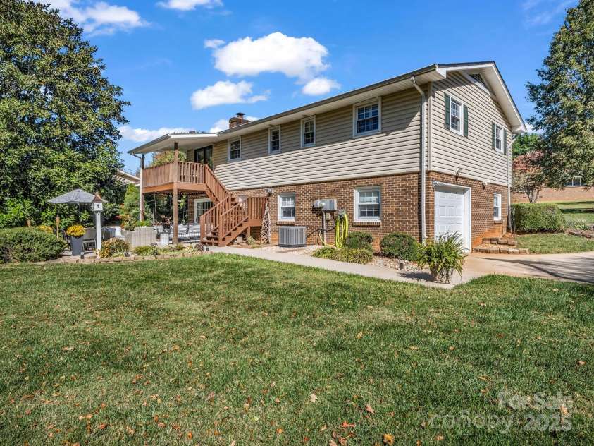 2340 24th Avenue, Hickory, NC 28601.  MLS# CAR4314509, YatesRealty ID 507. 