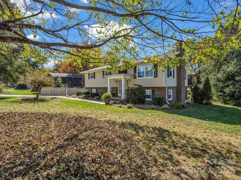 2340 24th Avenue, Hickory, NC 28601.  MLS# CAR4314509, YatesRealty ID 507. 