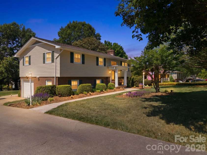 2340 24th Avenue, Hickory, NC 28601.  MLS# CAR4373971, YatesRealty ID 507. 