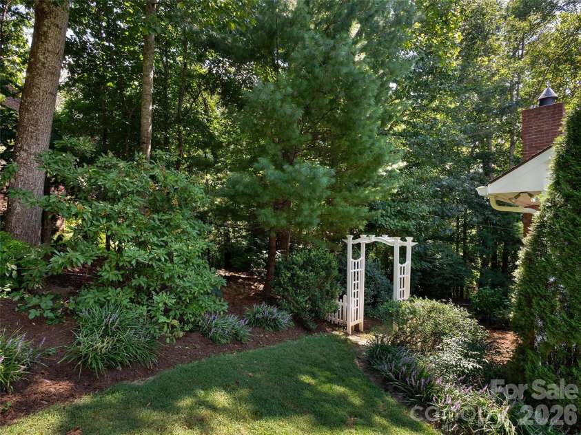 440 Sondley Woods Place, Asheville, NC 28805.  MLS# CAR4423407, YatesRealty ID 50704. 
