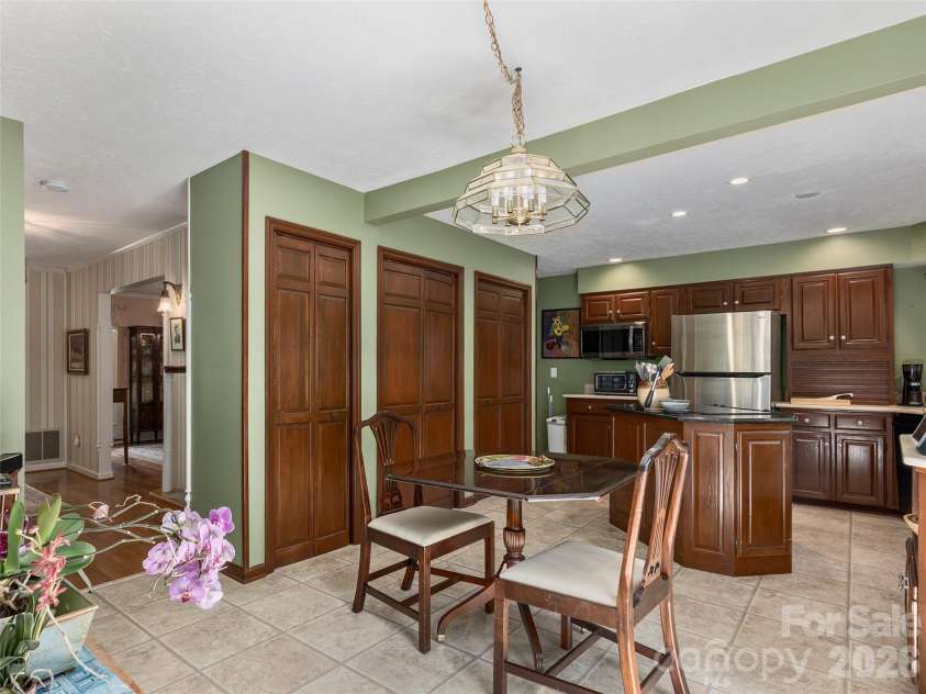 440 Sondley Woods Place, Asheville, NC 28805.  MLS# CAR4423407, YatesRealty ID 50704. Custom made cabinets