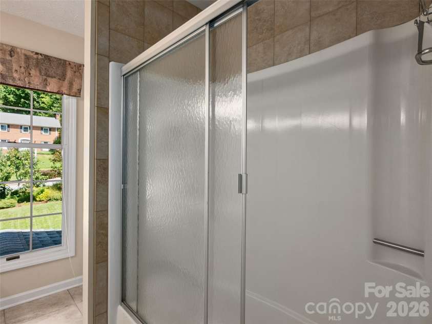 440 Sondley Woods Place, Asheville, NC 28805.  MLS# CAR4423407, YatesRealty ID 50704. New tile surround