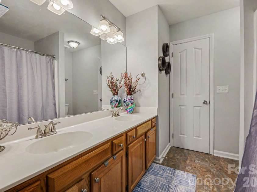 8609 Fox Chase Lane, Charlotte, NC 28269.  MLS# CAR4423387, YatesRealty ID 50705. Primary bathroom