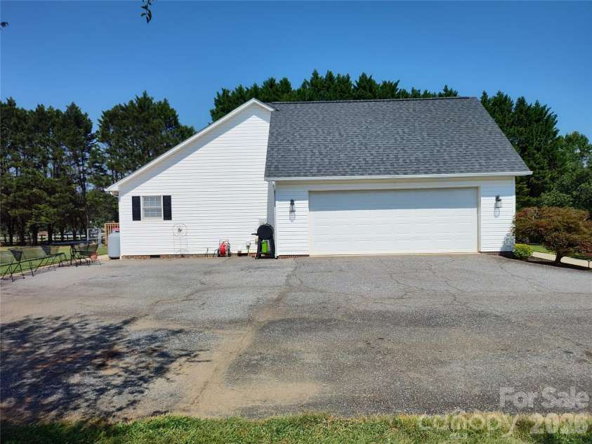 4005 Davis Road, Maiden, NC 28650.  MLS# CAR4422745, YatesRealty ID 50708. 
