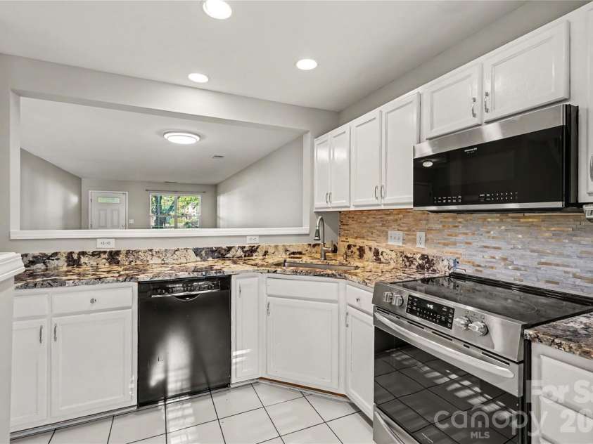 11907 Maria Ester Court, Charlotte, NC 28277.  MLS# CAR4422571, YatesRealty ID 50709. Kitchen