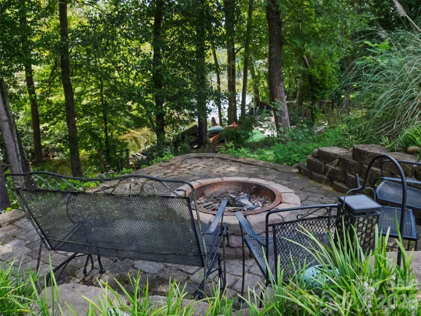 172 Tom Sawyer Lane, Mount Holly, NC 28120.  MLS# CAR4422255, YatesRealty ID 50713. 
