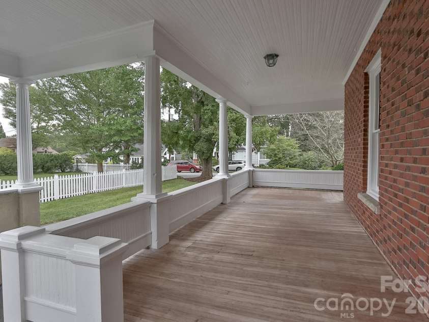 418 Main Street, Elkin, NC 28621.  MLS# CAR4421676, YatesRealty ID 50714. 