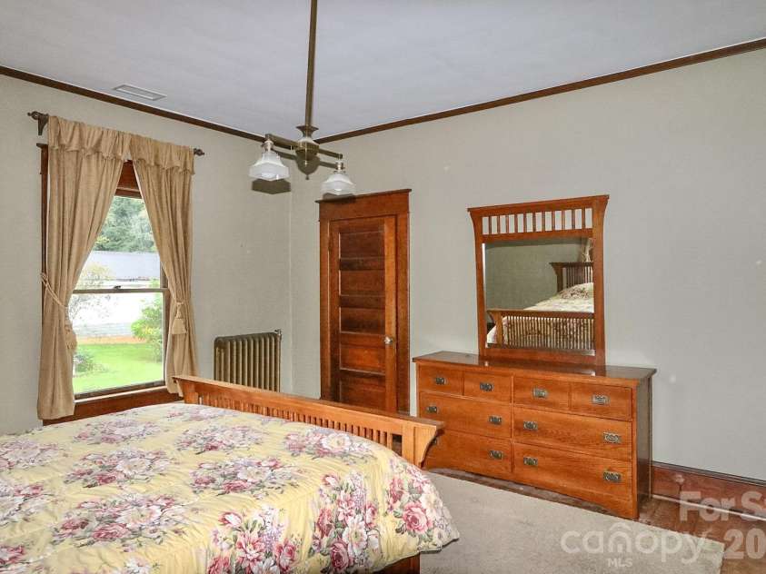 418 Main Street, Elkin, NC 28621.  MLS# CAR4421676, YatesRealty ID 50714. 