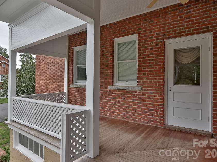 418 Main Street, Elkin, NC 28621.  MLS# CAR4421676, YatesRealty ID 50714. 