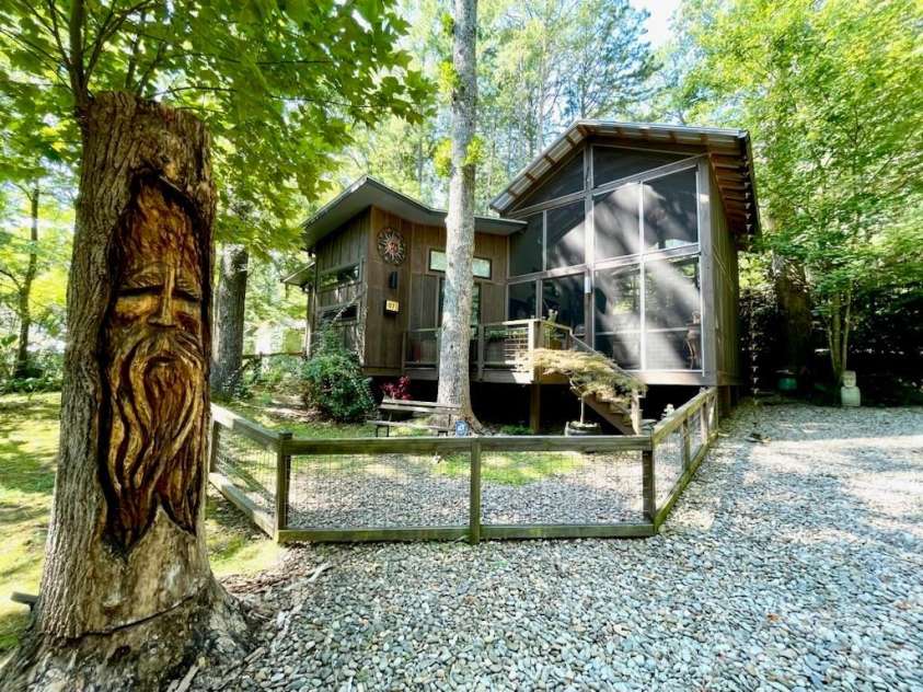 97 Fairway Drive, Black Mountain, NC 28711.  MLS# CAR4421102, YatesRealty ID 50716. 