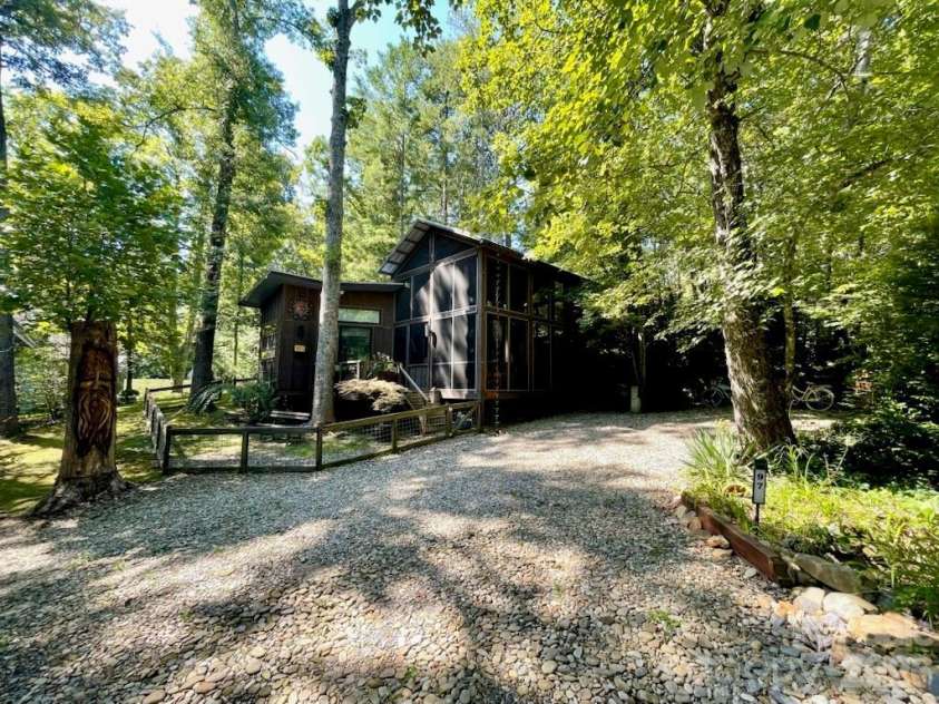 97 Fairway Drive, Black Mountain, NC 28711.  MLS# CAR4421102, YatesRealty ID 50716. 