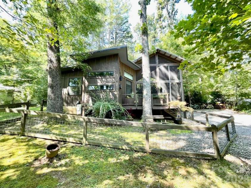 97 Fairway Drive, Black Mountain, NC 28711.  MLS# CAR4421102, YatesRealty ID 50716. 