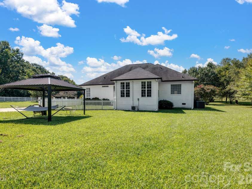 8025 Silver Maple Lane, Mint Hill, NC 28227.  MLS# CAR4420219, YatesRealty ID 50719. 
