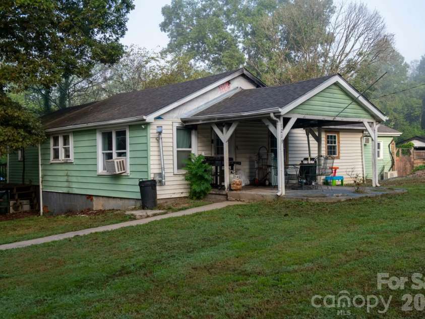 1219 Peak Place, Lenoir, NC 28645.  MLS# CAR4423462, YatesRealty ID 50728. 