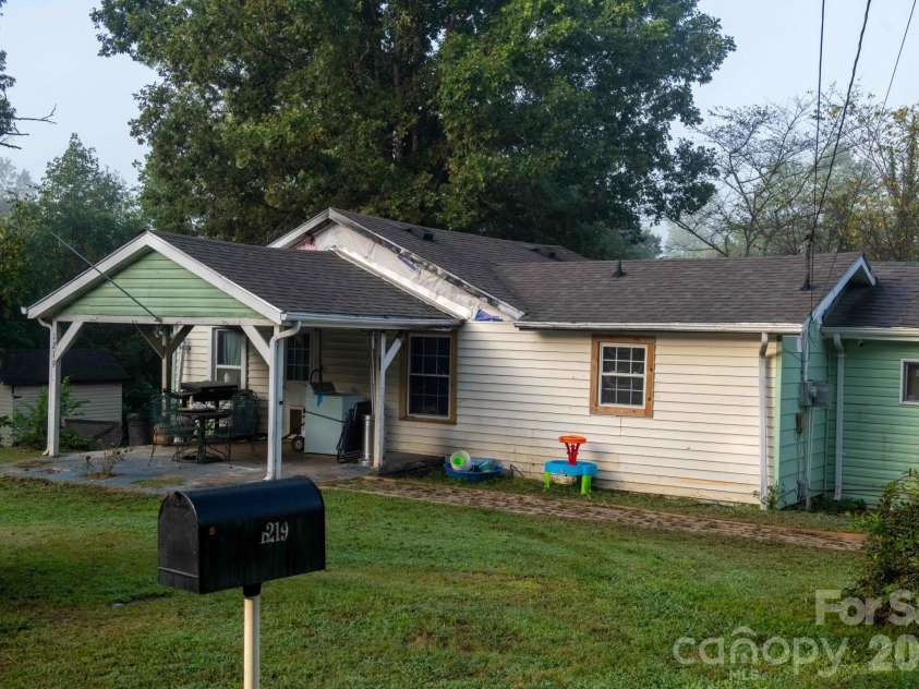 1219 Peak Place, Lenoir, NC 28645.  MLS# CAR4423462, YatesRealty ID 50728. 