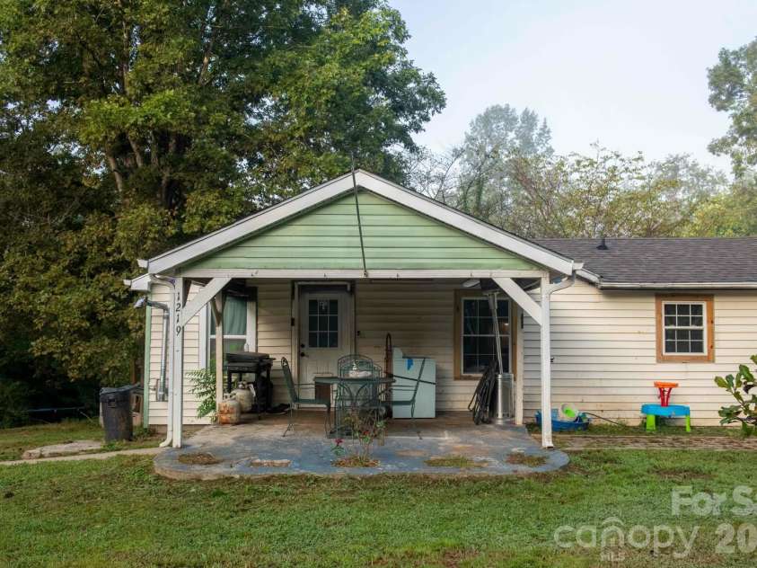 1219 Peak Place, Lenoir, NC 28645.  MLS# CAR4423462, YatesRealty ID 50728. 