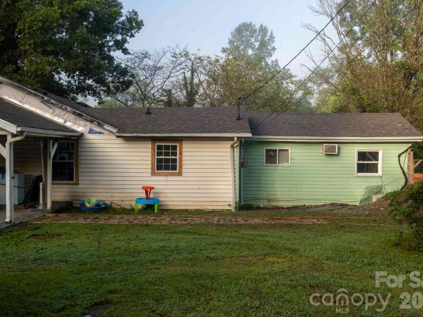 1219 Peak Place, Lenoir, NC 28645.  MLS# CAR4423462, YatesRealty ID 50728. 