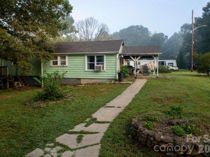 1219 Peak Place, Lenoir, NC 28645.  MLS# CAR4423462, YatesRealty ID 50728. 